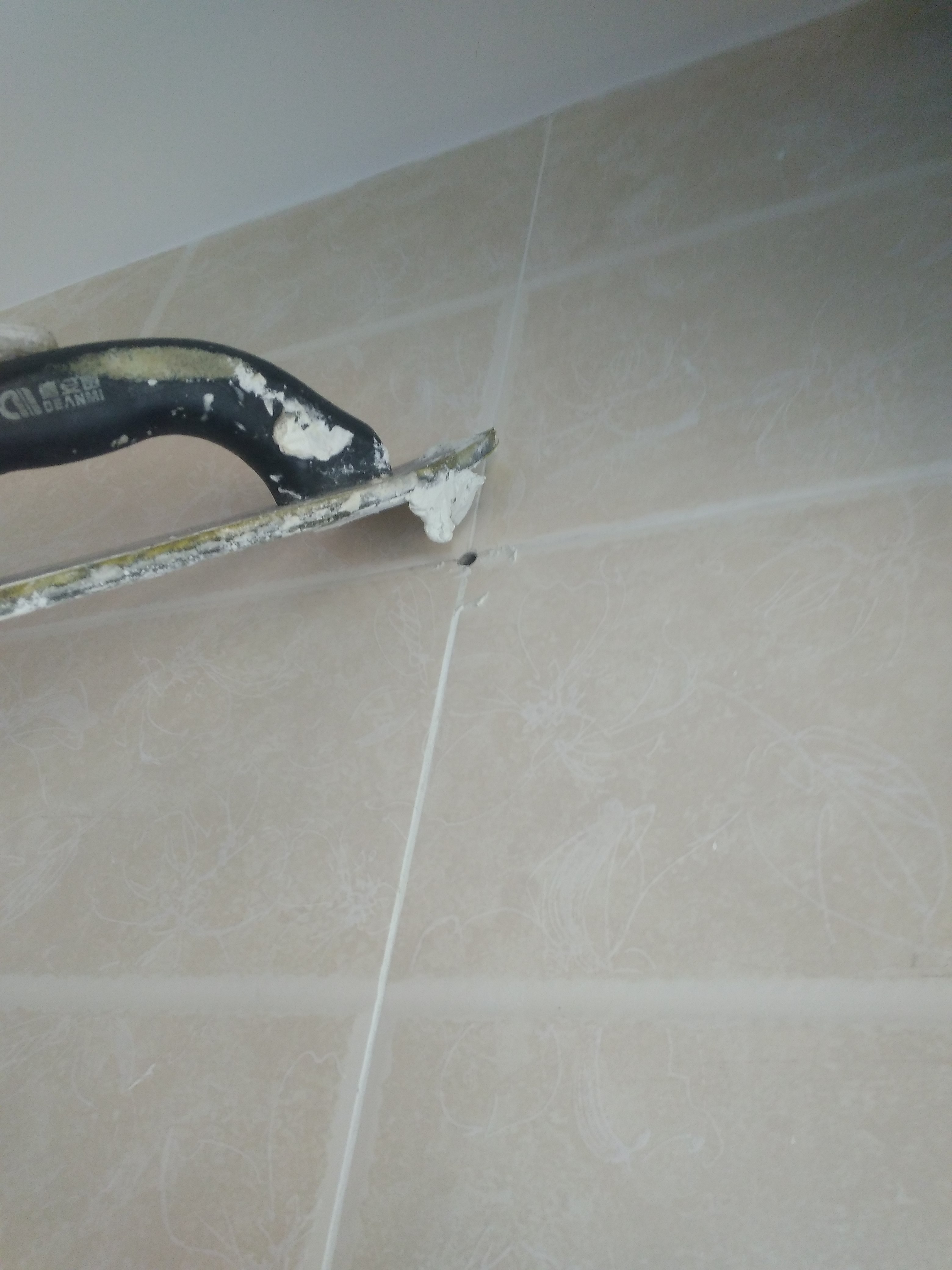 墙砖上打孔会不会把墙砖打破了(墙砖上打孔会不会把墙砖打破了呀) 墙砖上打孔会不会把墙砖打破了(墙砖上打孔会不会把墙砖打破了呀)